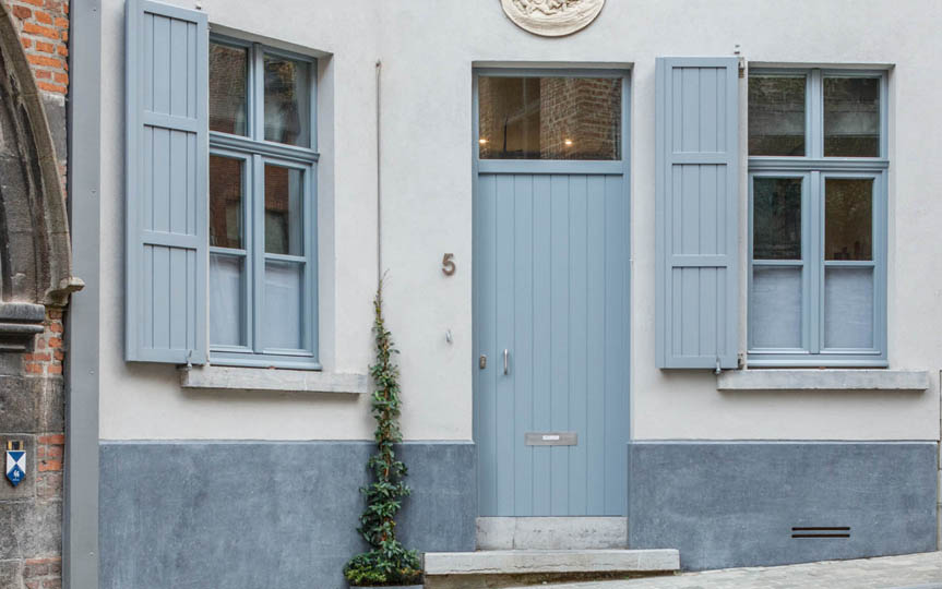 Mneuiserie-Riche-porte-ancienne-bloc-porte-couleur-bleue-renovation.jpg