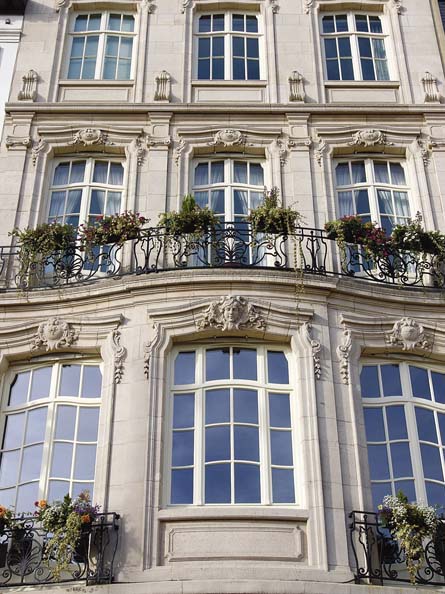 Menuiserie-riche-fenetres-patrimoine-facade-maison-de-matire-renovation