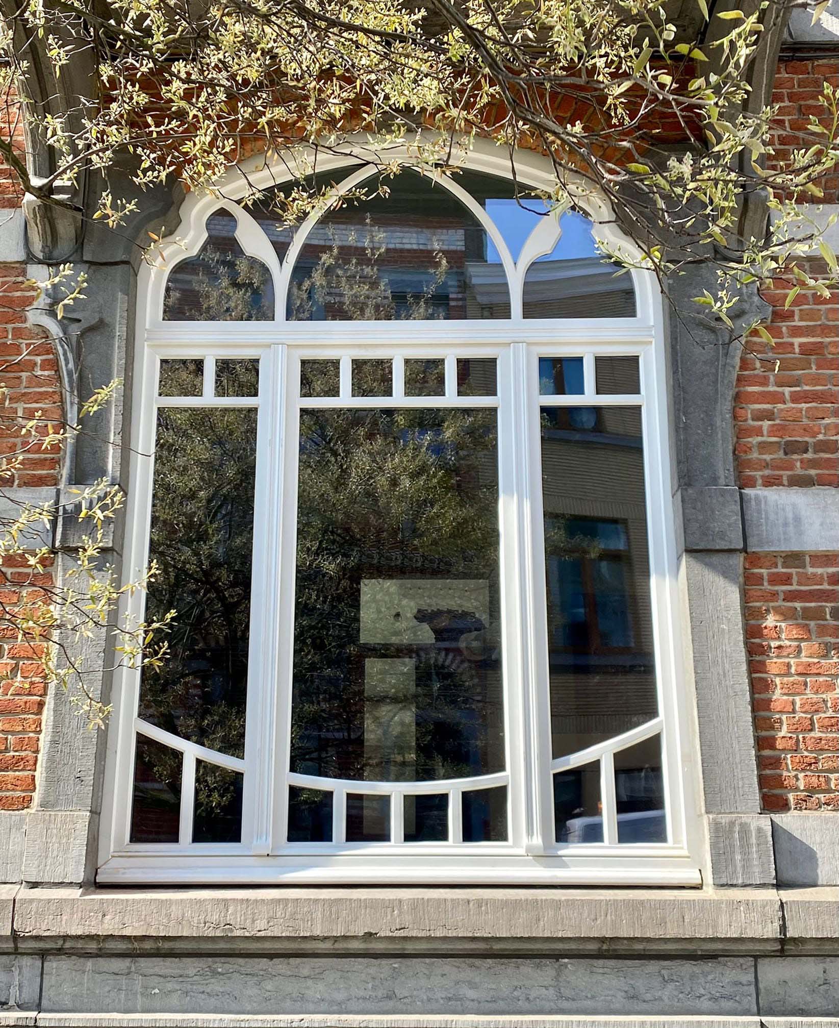 Menuiserie-Riche-chassis-sur-mesure-triple-renovation-ogives-petits-bois-cintres-renovation-wood-window_