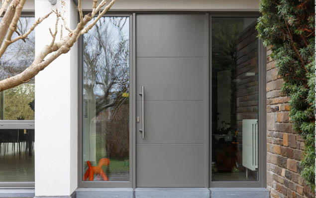 Menuiserie-Riche-porte-moderne-avec-deux-fixes-bloc-porte-Christophe.jpg